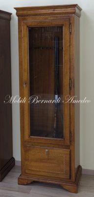 Classic showcase made of solid walnut inspired by the Louis Philippe style with rifle rack